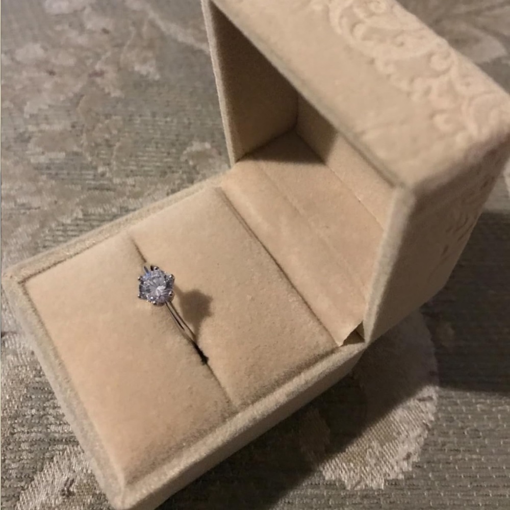 Silver diamond simulation ring - Picture 2 of 4